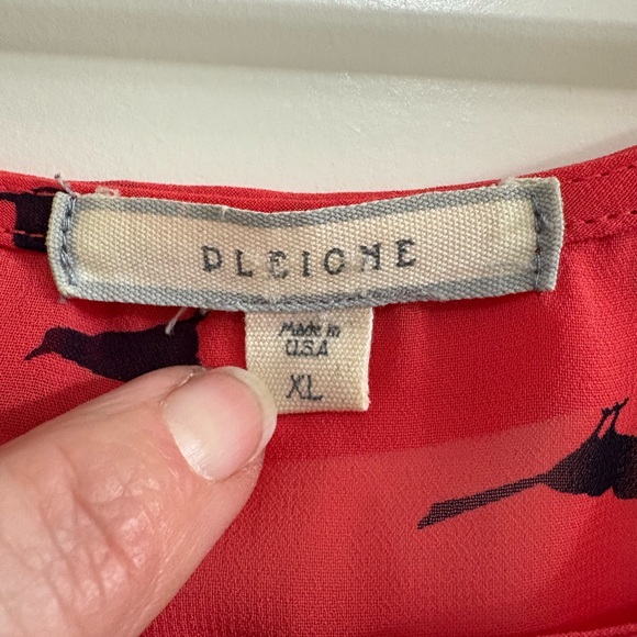 Pleione Red Sleeveless Blouse with Bird Pattern - Picture 2 of 3